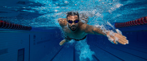 Swimming goggles with corrective prescription lenses